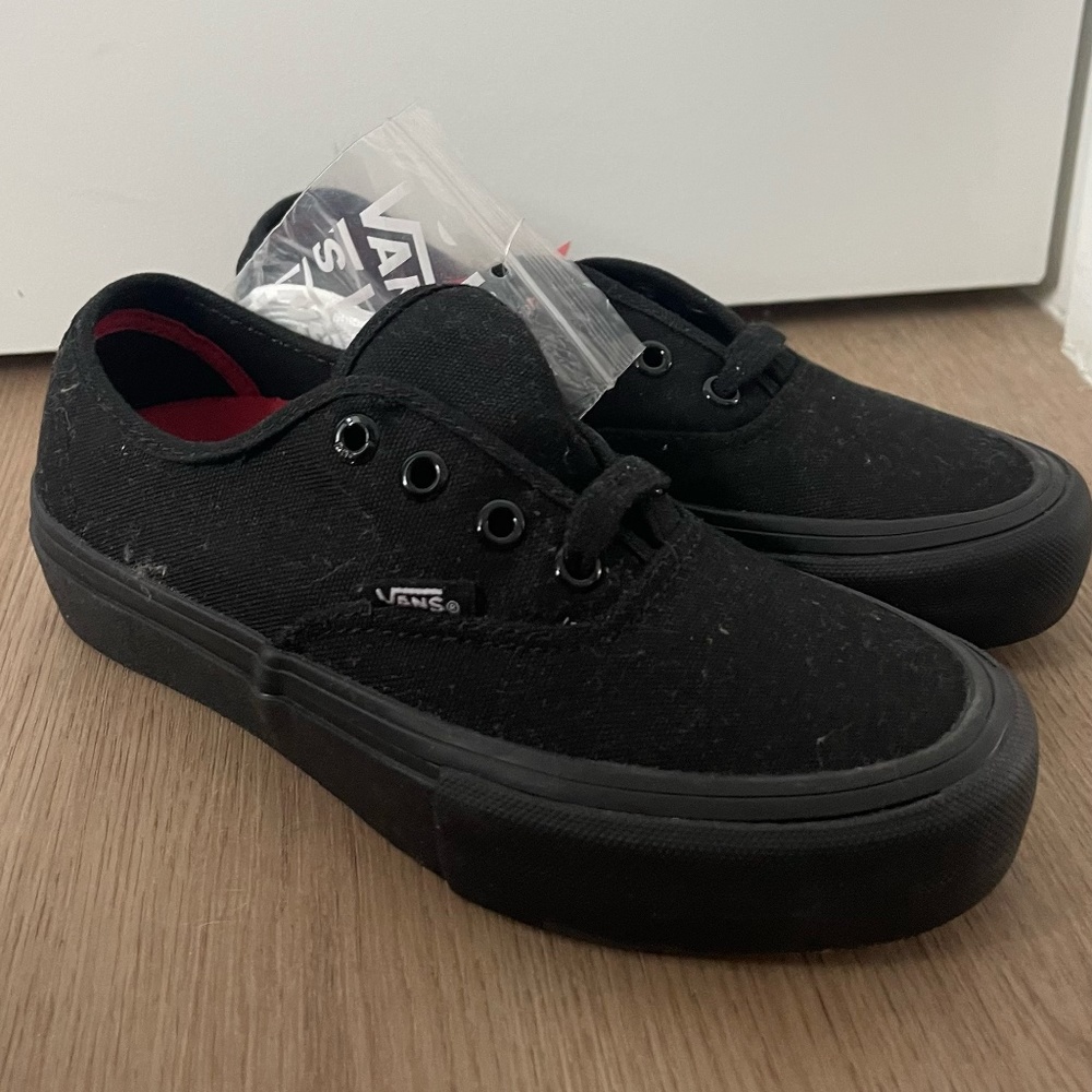 NWT Black Vans Pros (6.5W/4.5M)